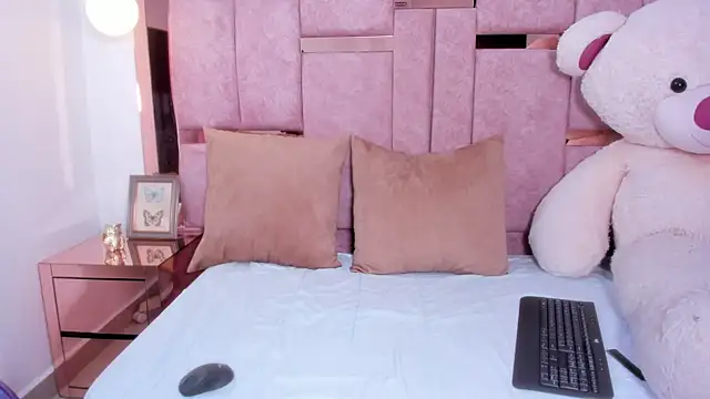 Snapshot of kaylin_jann chatting on October 31, 6:23 pm kaylin jann online show from October 31, 6:23 pm