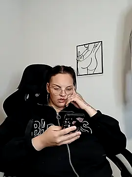 Snapshot of Jujuicy_97 chatting on September 14, 6:28 pm Jujuicy 97 online show from September 14, 6:28 pm