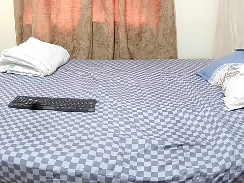 Snapshot of slender_sweet chatting on November 1, 8:07 am slender sweet online show from November 1, 8:07 am