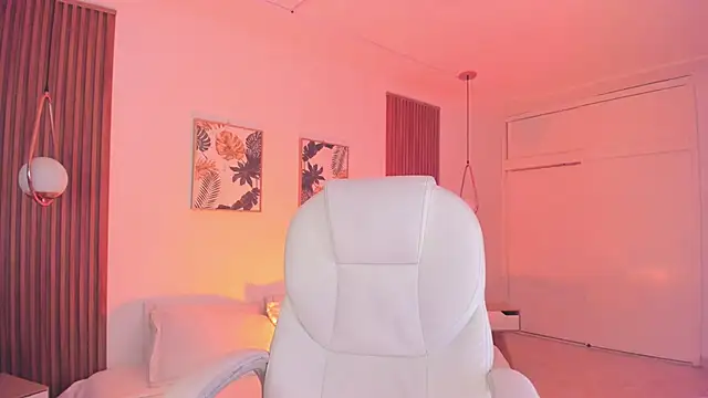 Snapshot of TiffanyWright chatting on September 18, 12:58 pm TiffanyWright online show from September 18, 12:58 pm