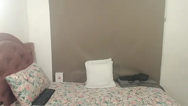 Snapshot of kimberlyjamexxx chatting on October 18, 4:04 am kimberlyjamexxx online show from October 18, 4:04 am