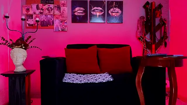 Snapshot of selena_rogue chatting on October 22, 11:37 am selena rogue online show from October 22, 11:37 am