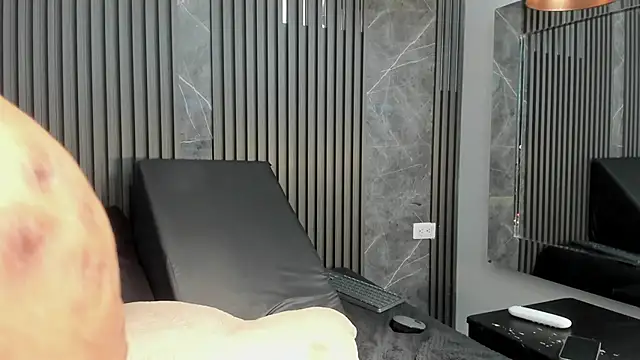 Snapshot of SaraiEvans chatting on October 5, 5:23 am SaraiEvans online show from October 5, 5:23 am