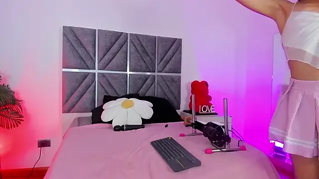 Laura Dicardy online show from February 27, 8:19 pm