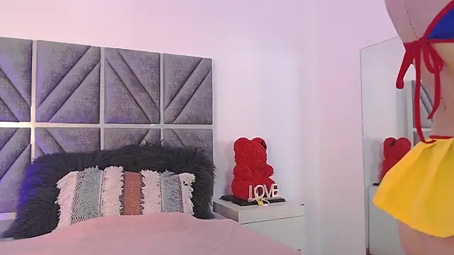 Laura Dicardy online show from October 28, 8:03 pm