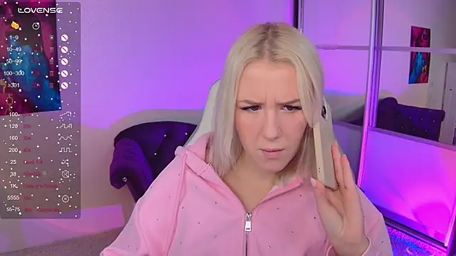 Snapshot of Selenatrend chatting on October 19, 6:26 am Selenatrend online show from October 19, 6:26 am