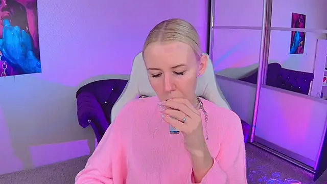 Snapshot of Selenatrend chatting on October 12, 12:18 pm Selenatrend online show from October 12, 12:18 pm