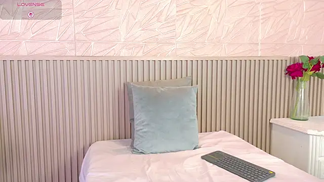 Snapshot of paula__cruzz chatting on October 15, 9:17 pm paula cruzz online show from October 15, 9:17 pm