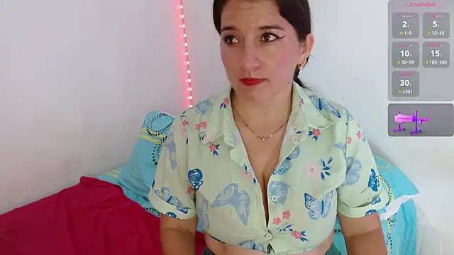 Emelyross  online show from January 7, 11:30 pm