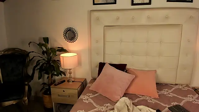 Snapshot of Agatha_Vixen chatting on September 21, 9:46 pm Agatha Vixen online show from September 21, 9:46 pm