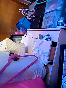 Snapshot of gurlnips chatting on October 19, 7:38 pm gurlnips online show from October 19, 7:38 pm