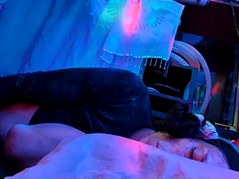 Snapshot of gurlnips chatting on October 9, 6:06 am gurlnips online show from October 9, 6:06 am