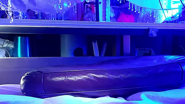 Snapshot of gurlnips chatting on October 26, 10:00 am gurlnips online show from October 26, 10:00 am