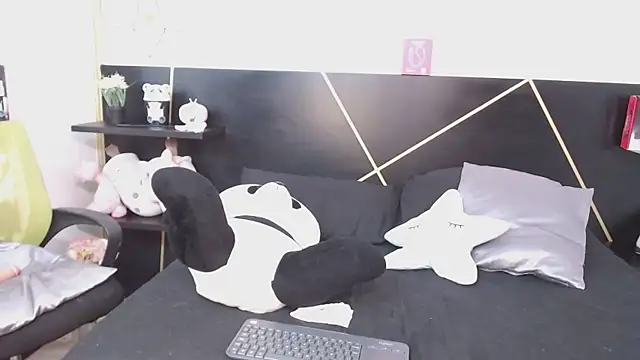 Snapshot of DanniAbbey chatting on October 13, 12:19 pm DanniAbbey online show from October 13, 12:19 pm