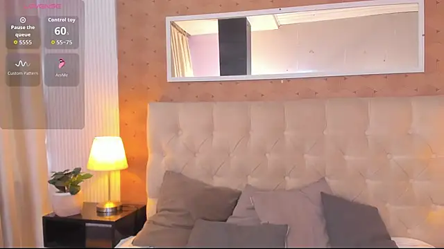 zoe alanaa online show from October 18, 8:10 pm