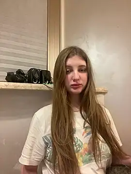 MollyDolle online show from April 1, 5:43 pm