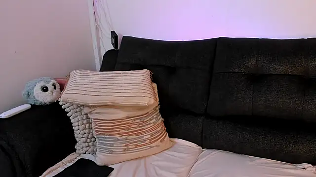 Snapshot of shannel__queen chatting on October 18, 8:43 pm shannel  queen online show from October 18, 8:43 pm