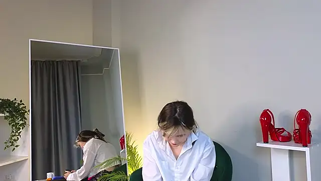 Snapshot of CiriRianonn chatting on September 22, 4:44 am CiriRianonn online show from September 22, 4:44 am