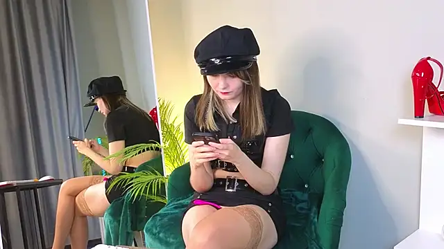 Snapshot of CiriRianonn chatting on September 23, 5:05 am CiriRianonn online show from September 23, 5:05 am