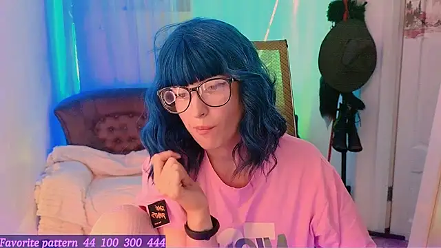 Toxic Ellies online show from July 12, 3:57 pm
