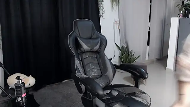 liz-beths online show from February 3, 7:46 am