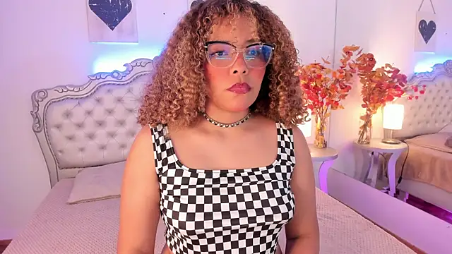 Snapshot of NiaColusi chatting on October 12, 3:42 am NiaColusi online show from October 12, 3:42 am