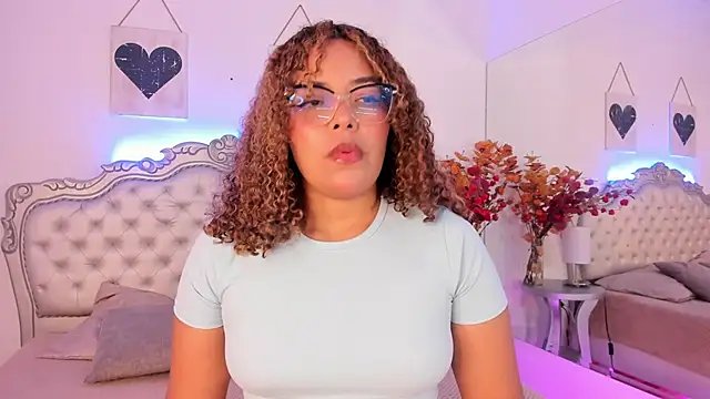 Snapshot of NiaColusi chatting on September 8, 6:07 pm NiaColusi online show from September 8, 6:07 pm