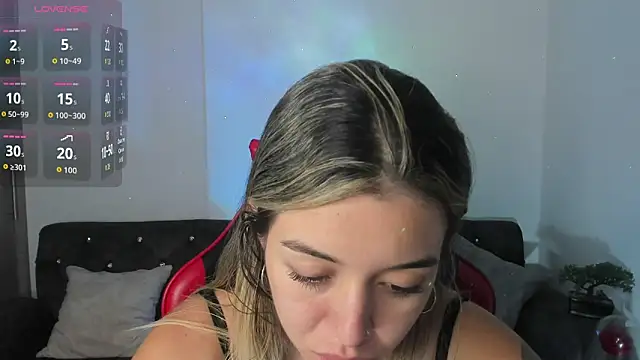 Snapshot of zoee_jackson chatting on October 13, 3:31 am zoee jackson online show from October 13, 3:31 am