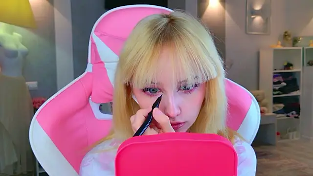 b4by LoL1 online show from February 4, 7:33 am