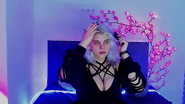 JoannLowe online show from February 15, 8:30 pm