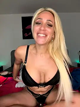 Snapshot of LunaSky_Official chatting on September 28, 7:08 pm LunaSky Official online show from September 28, 7:08 pm