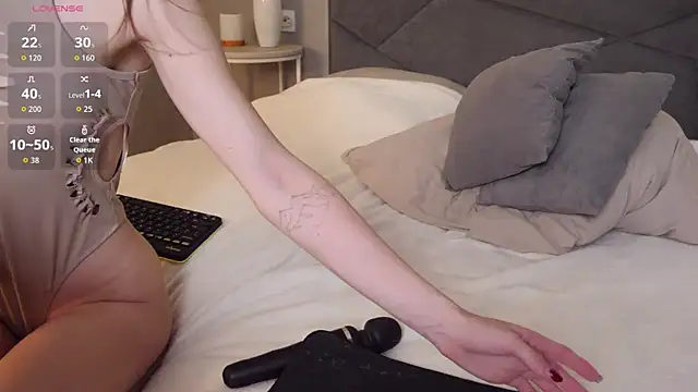 Victoria Thomsons1 online show from October 11, 12:30 pm