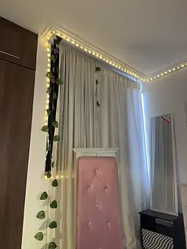 lina pink online show from March 18, 9:31 pm