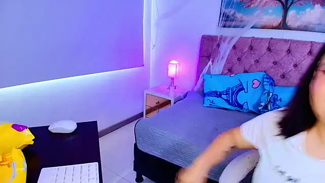 Snapshot of Emma_monserrat chatting on October 21, 7:18 pm Emma monserrat online show from October 21, 7:18 pm