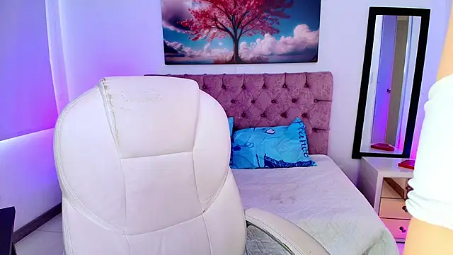 Snapshot of Emma_monserrat chatting on October 6, 8:35 pm Emma monserrat online show from October 6, 8:35 pm