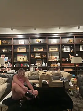 camdanz777 online show from October 31, 2:02 am