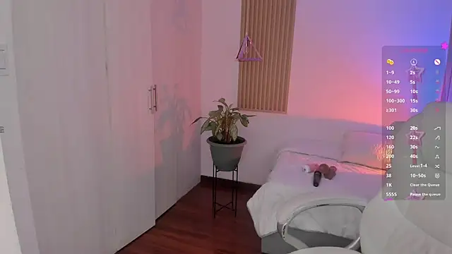 Snapshot of Kendall_Bunnyy chatting on October 14, 10:45 pm Kendall Bunnyy online show from October 14, 10:45 pm