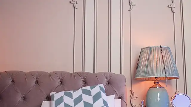 Snapshot of MayaVixxen chatting on November 1, 4:05 am MayaVixxen online show from November 1, 4:05 am