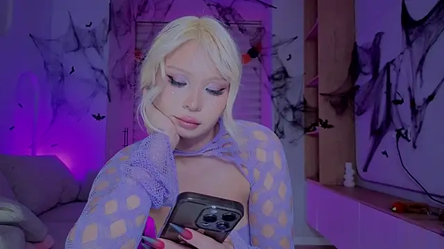 Snapshot of RileyMee chatting on October 27, 3:29 pm RileyMee online show from October 27, 3:29 pm