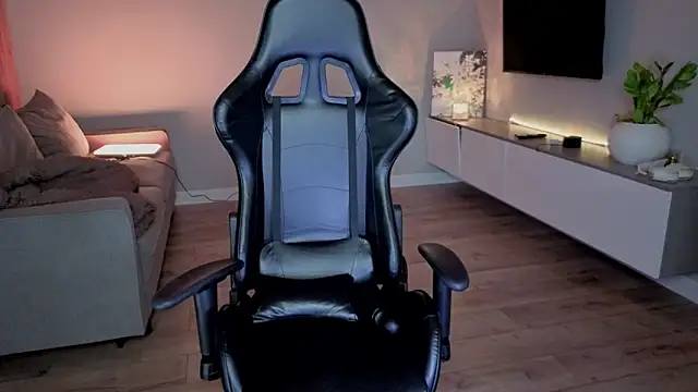 RileyMee online show from March 12, 5:43 am