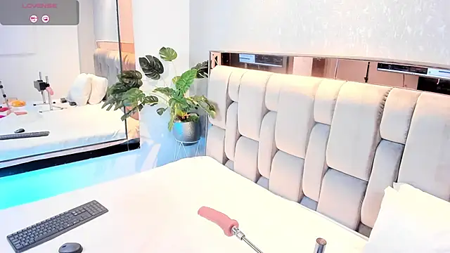 Snapshot of RoseTaylor__ chatting on October 16, 4:59 am RoseTaylor online show from October 16, 4:59 am