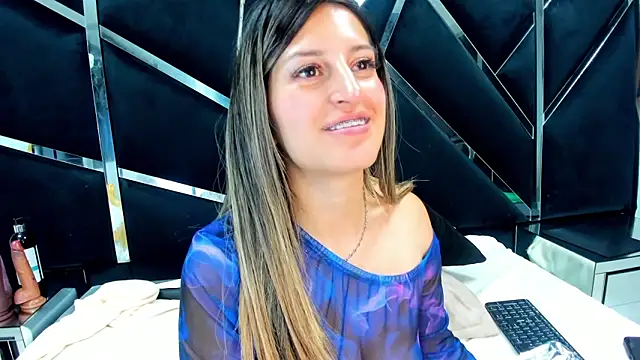 GiaRoussel online show from December 2, 9:39 pm