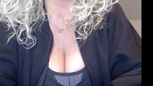 Snapshot of JenniLowen chatting on October 7, 11:03 am JenniLowen online show from October 7, 11:03 am