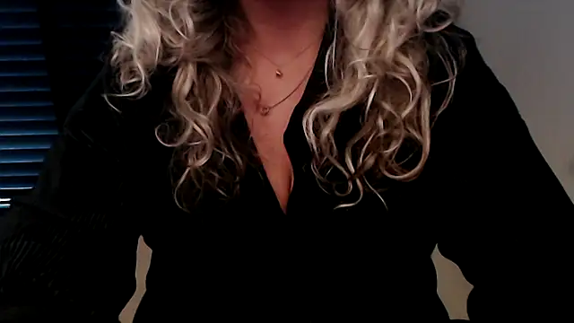 Snapshot of JenniLowen chatting on October 12, 12:07 pm JenniLowen online show from October 12, 12:07 pm