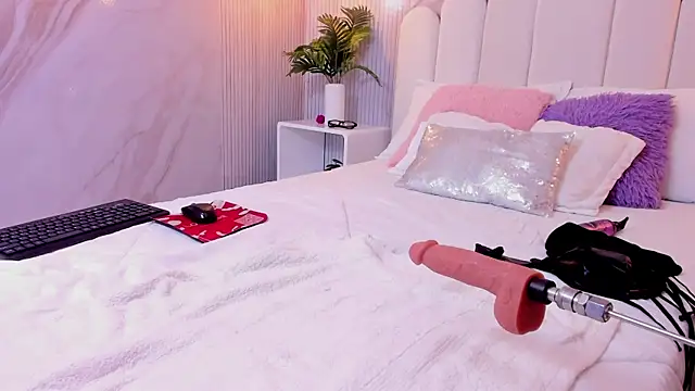 Snapshot of Carohorny4u chatting on October 17, 1:47 pm Carohorny4u online show from October 17, 1:47 pm