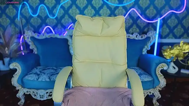 Daisy Delight online show from November 29, 9:30 pm