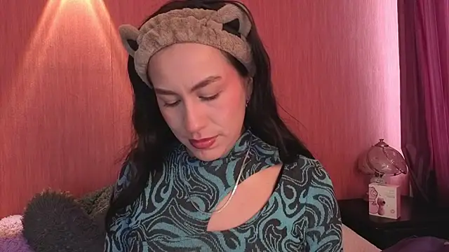 EmiGomez  online show from November 4, 1:05 pm