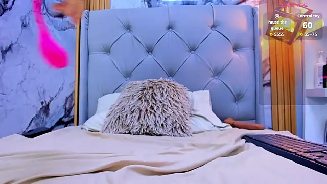 Snapshot of LINASTARK chatting on October 28, 3:45 am LINASTARK online show from October 28, 3:45 am