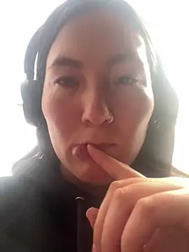 Elle Lee  online show from October 2, 4:45 pm