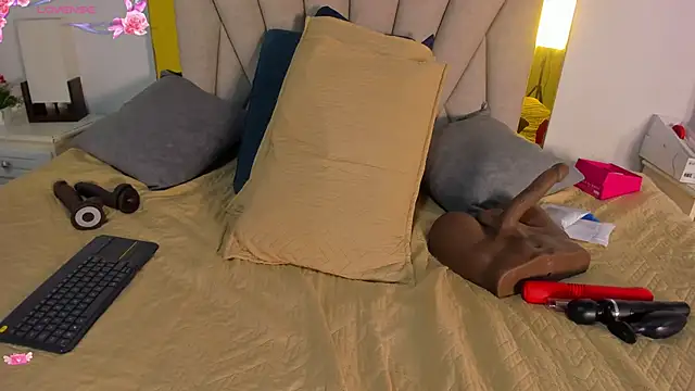 Snapshot of vahiolet_fuentes chatting on October 3, 3:11 am vahiolet fuentes online show from October 3, 3:11 am